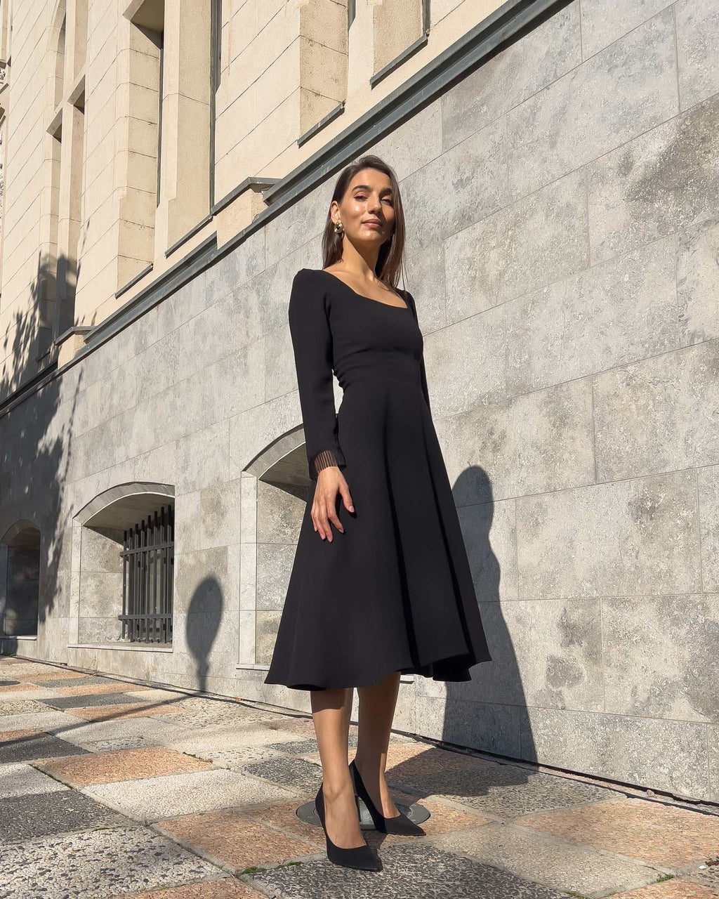 Rochie neagra eleganta midi cu mânecă lungă, elegantă și feminină, ideală pentru ocazii speciale.