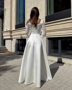 Rochie de mireasa lungă cu corset, mâneci semitransparente, sistem ajustare șnur, elegantă și modernă.
