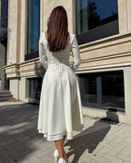 Rochie cununie civila cu mâneci lungi și decolteu elegant, sistem de închidere fermoar și șnur la spate, potrivită pentru ocazii speciale.