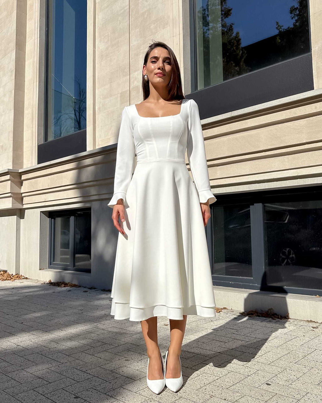 Rochie cununie civila cu mâneci lungi și decolteu elegant.