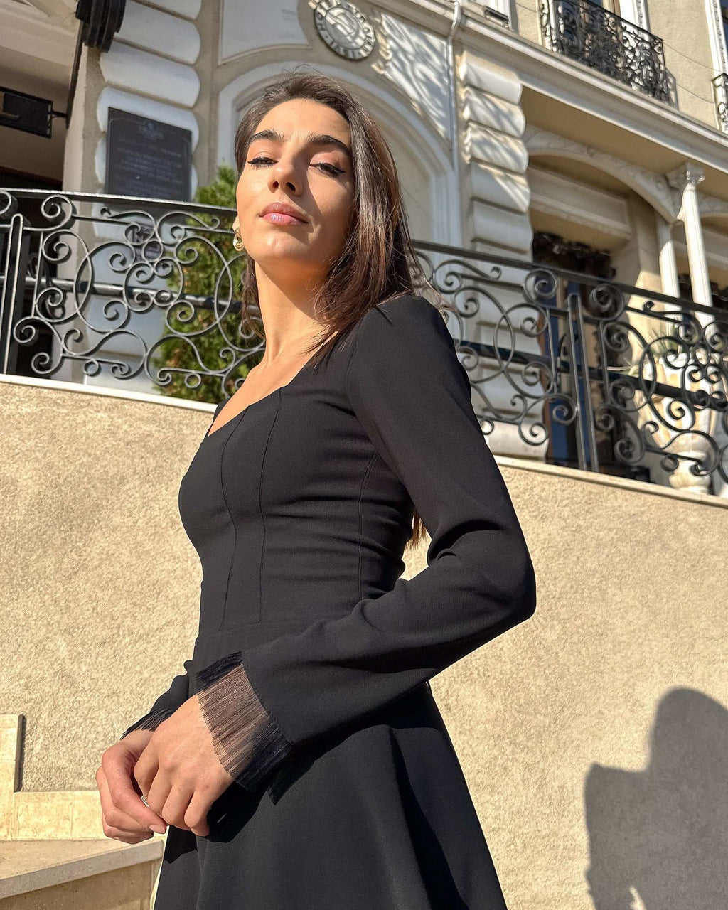 Rochie scurta elegantă neagră cu mâneci lungi și fermoar la spate, ideală pentru ocazii speciale.