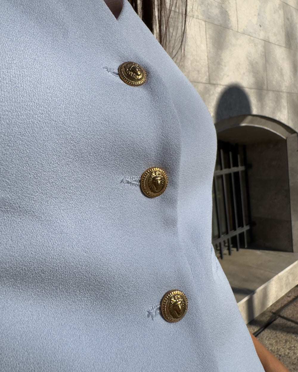 Vesta damă albastră, croi cambrat, nasturi aurii, stofă elastică.