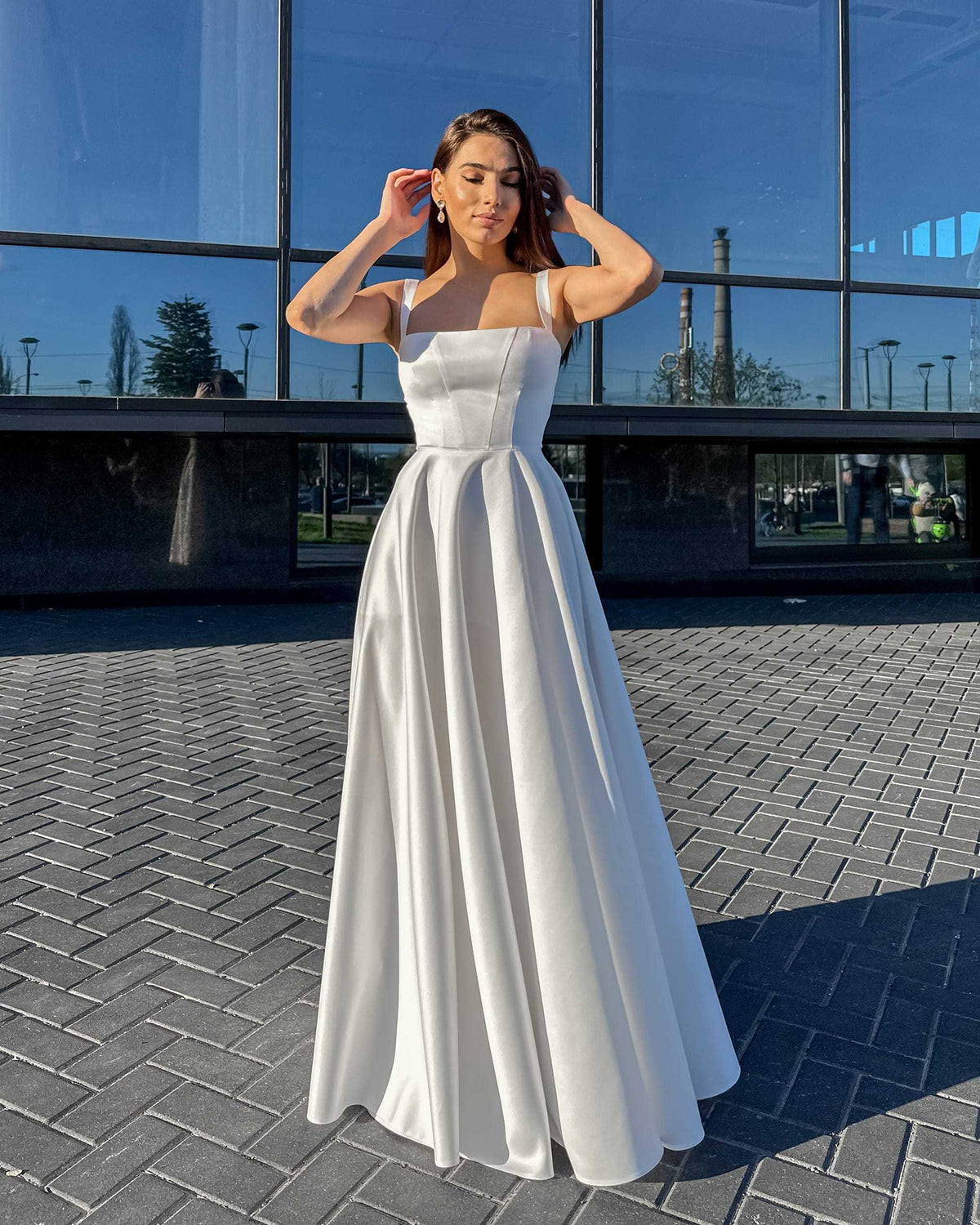 DESIRE LARIÉTTE, rochie de mireasă albă din satin, cu croială amplă