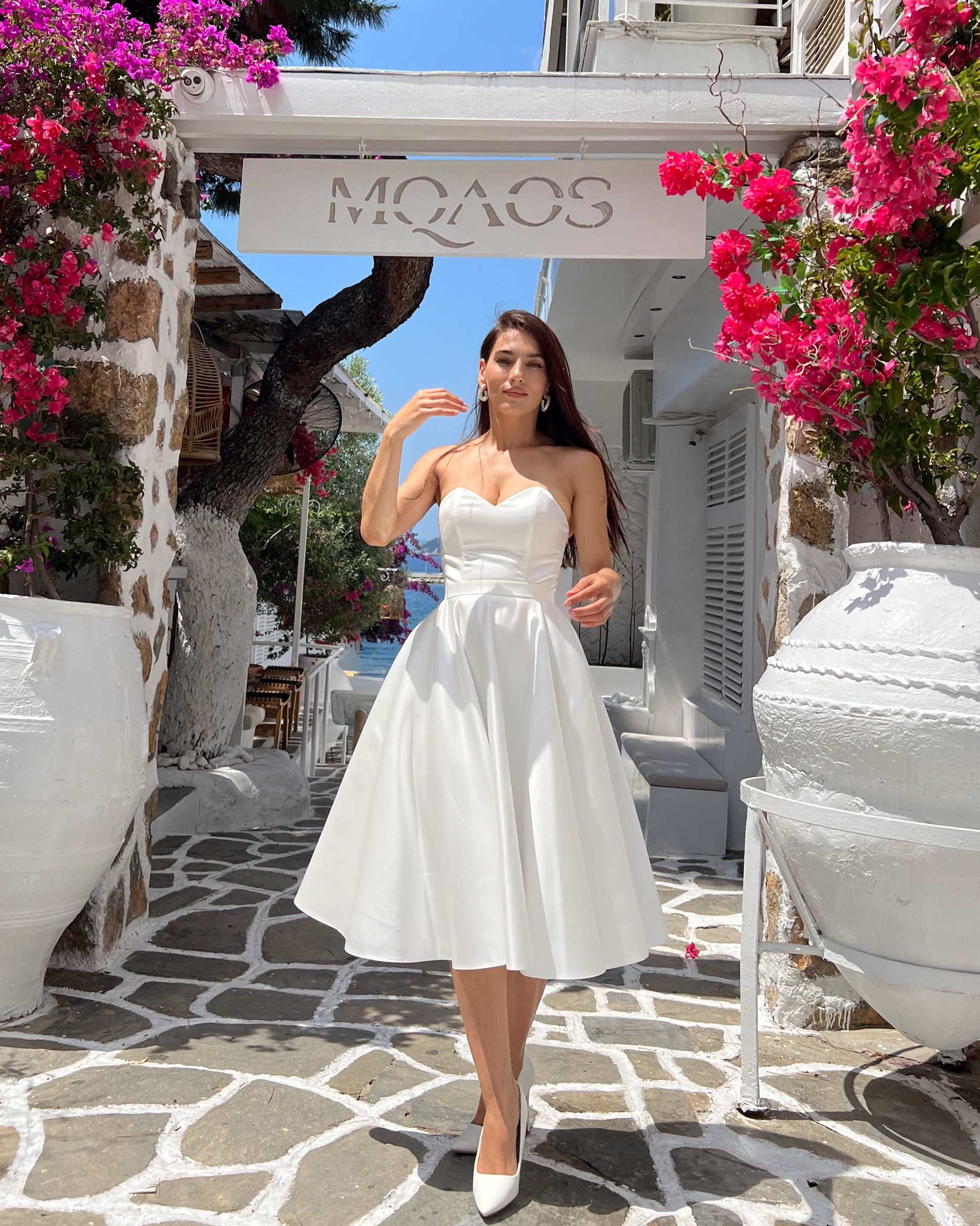 Fabulous short white dress with corset and neckline