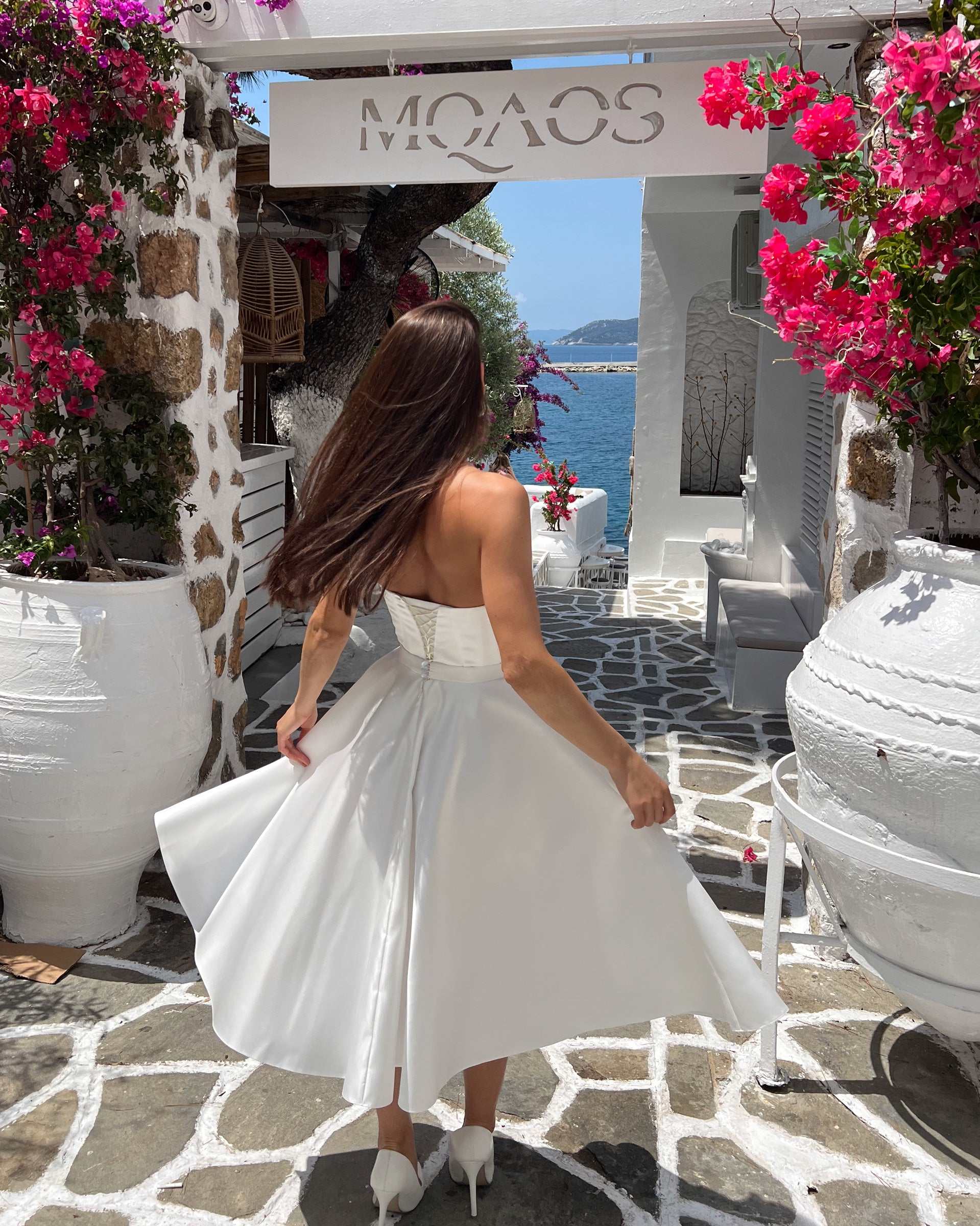 Fabulous short white dress with corset and neckline