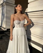 Rochie alba elegantă midi cu corset din dantelă și șiret reglabil, lungime 90 cm.