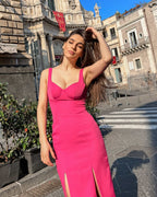 Rochie eleganta roz cu decolteu și slit, model cu cupe și fermoar, captușită.