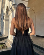 Rochie eleganta neagră de petrecere elegantă cu corset din dantelă franceză.