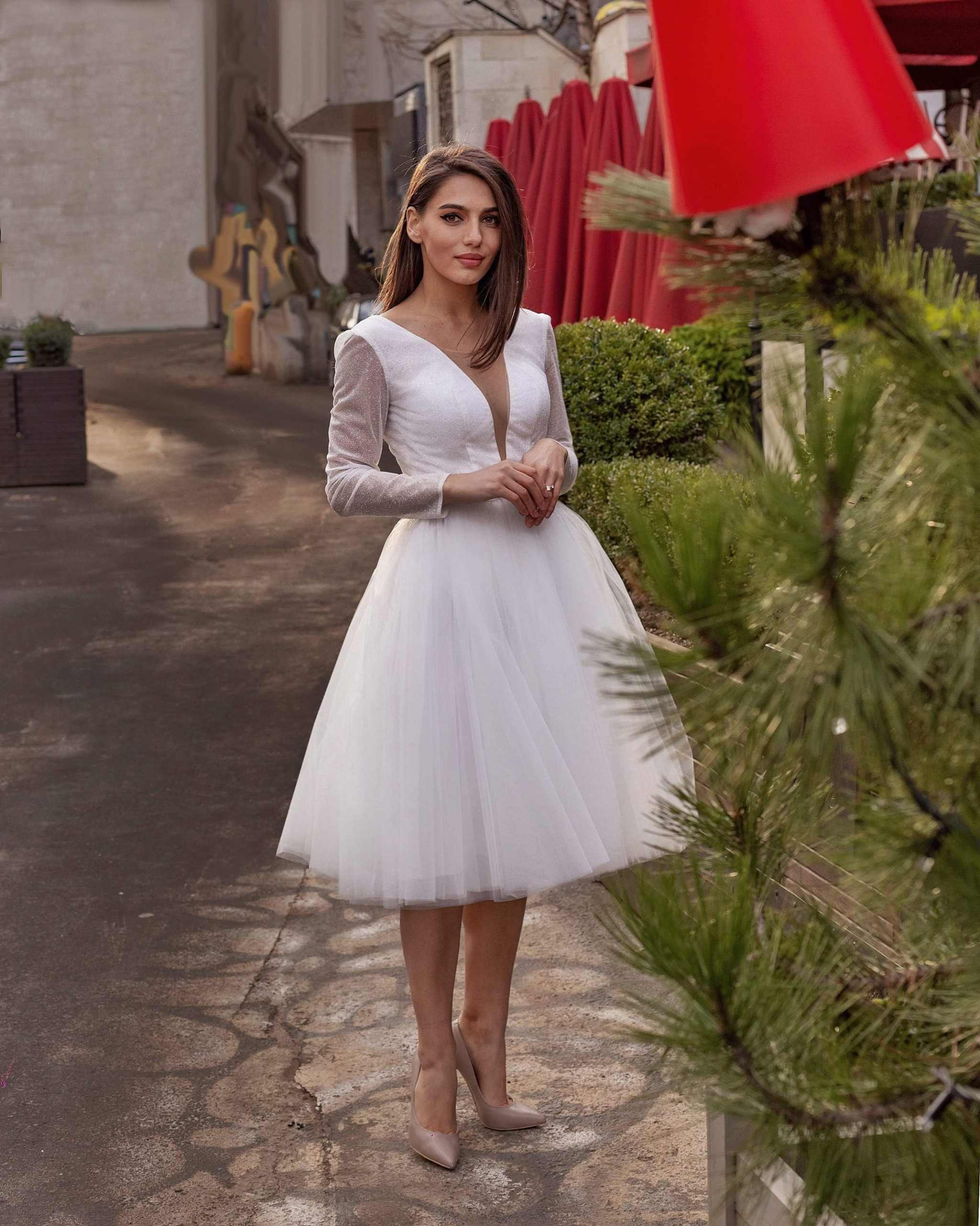 Rochie eleganta scurtă din glitter cu tul și mâneci lungi, pentru cununie civilă.